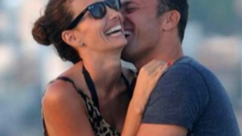 Mustafa Sandal ev fiyatına parke döşetti