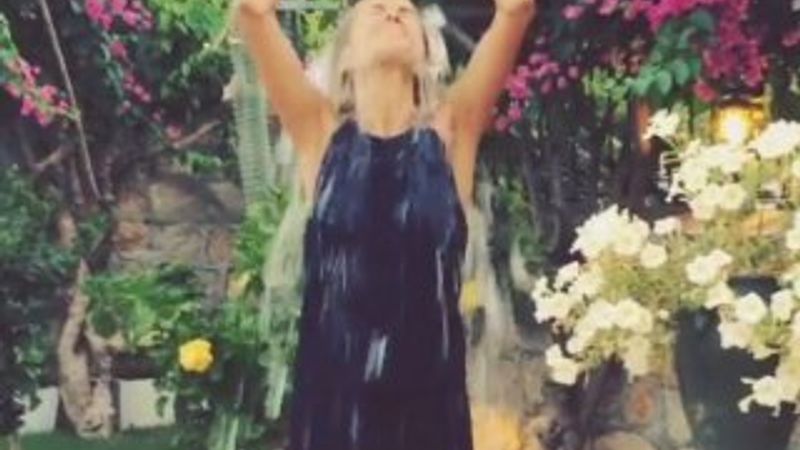 Burcu Esmersoy'dan ALS kampanyasına buzlu destek