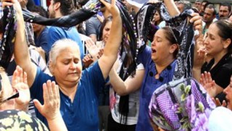 Mersin'de ölen gencin cenazesinde ağlayarak oynandı