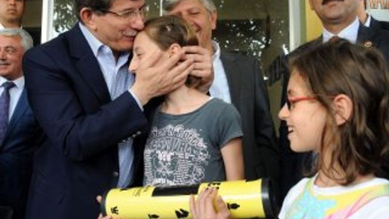 Küçük çocuk Davutoğlu'na meydan okudu