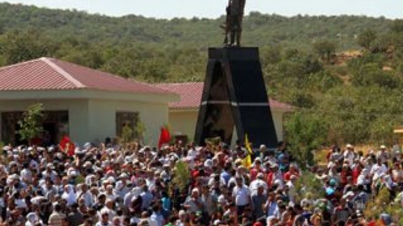 PKK'lı heykeli depoya kaldırıldı