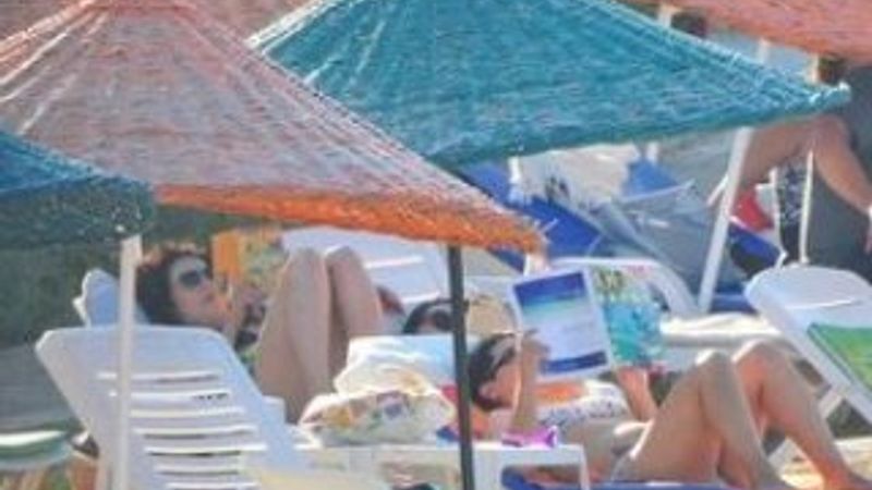 Azra Akın 4 saat güneşlendi