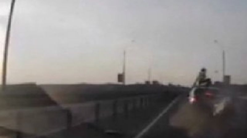 Motosiklet sürücüsü takla atıp otomobilin tavanına kondu İZLE