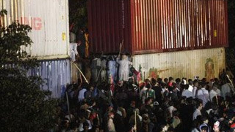 Pakistan'da muhalifler yürüyüşe geçti