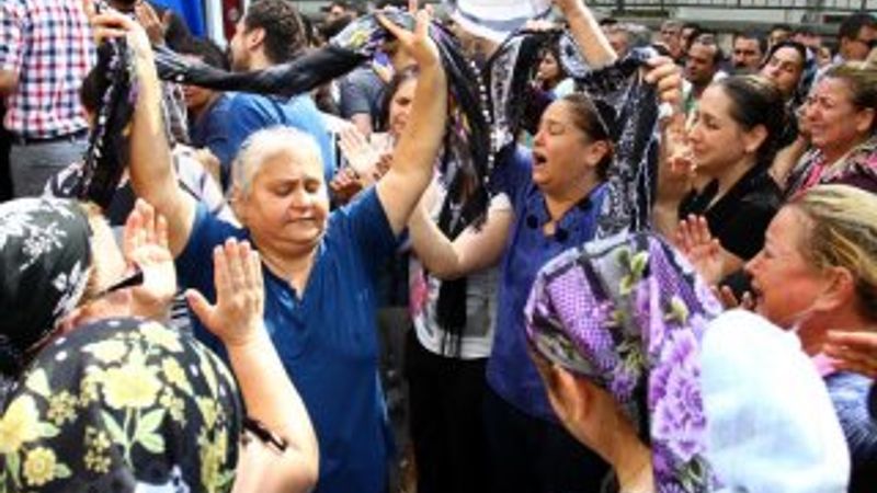 Mersin'de davul ve zurnayla oğlunu defneden anne konuştu