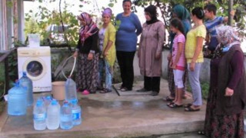 Karadenizli aile çamaşır makinesini kuyuya bağladı