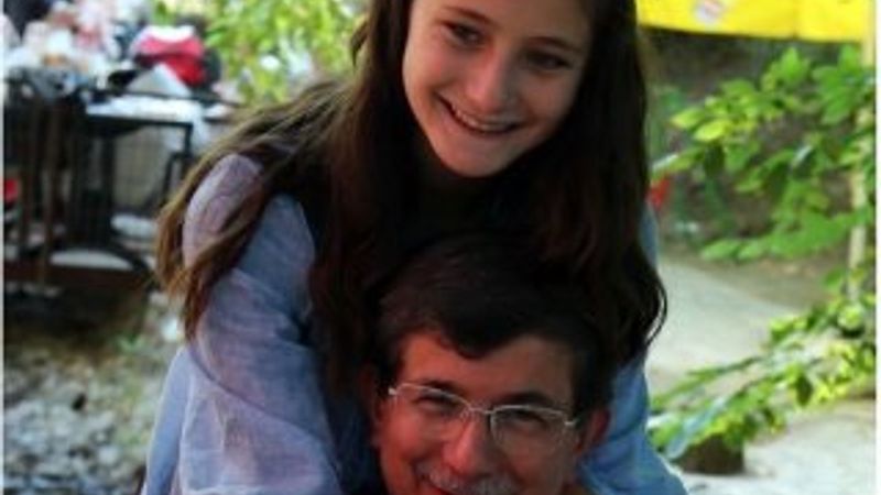 Davutoğlu'nun kızından Erdoğan'a: Lütfen babamı kovun