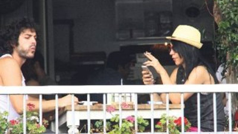 Hande Yener siyaha döndü