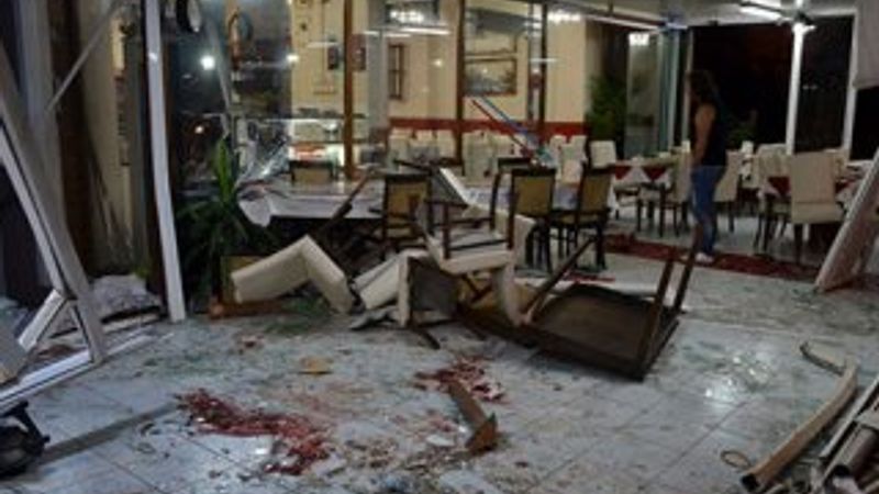 Direksiyon hakimiyetini kaybeden sürücü lokantaya girdi