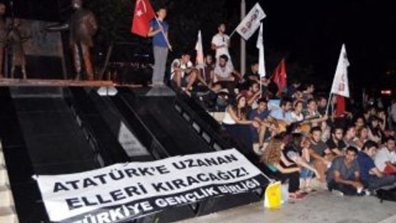 TGB üyeleri Atatürk heykeli önünde nöbet tuttu İZLE