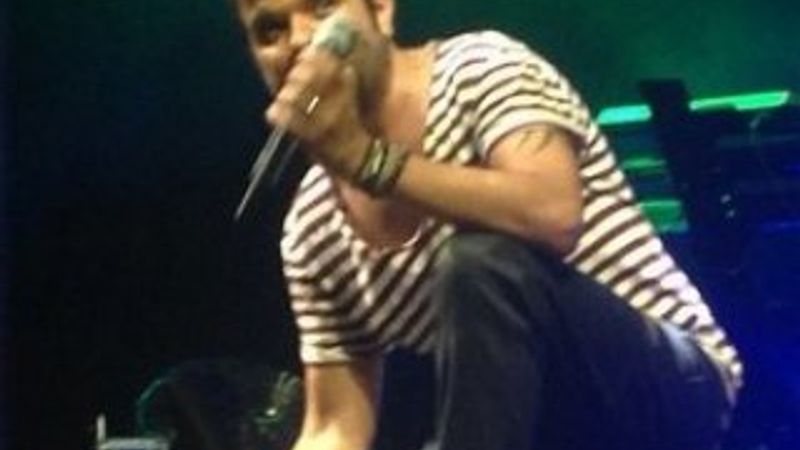 Kenan Doğulu sahnede düştü