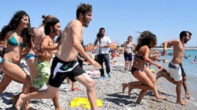 Antalya'daki Kadınlar plajında kadınlı-erkekli protesto İZLE