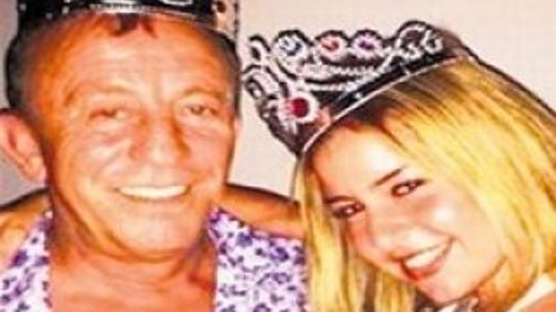 Ali Ağaoğlu genç kraliçesiyle poz verdi