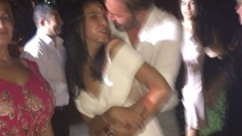 Engin Altan'dan Neslişah'a servet değerinde tektaş yüzük İZLE