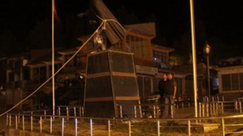 Van'da Atatürk heykeline saldırı İZLE