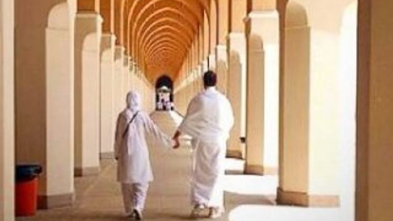 Gülben Ergen ile Erhan Çelik Umre'de bile el ele