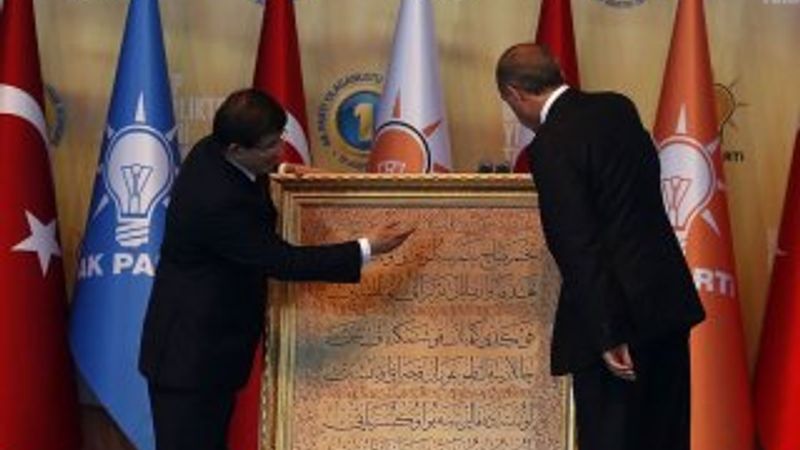 Davutoğlu'ndan Erdoğan'a sürpriz hediye İZLE