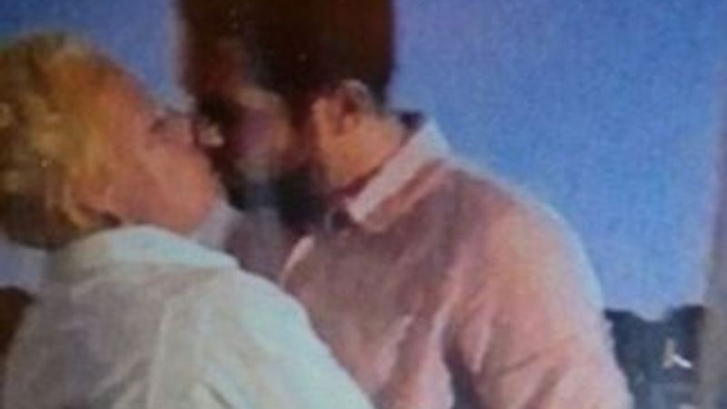 Estonya First Lady'si genç bir adamla öpüşürken yakalandı