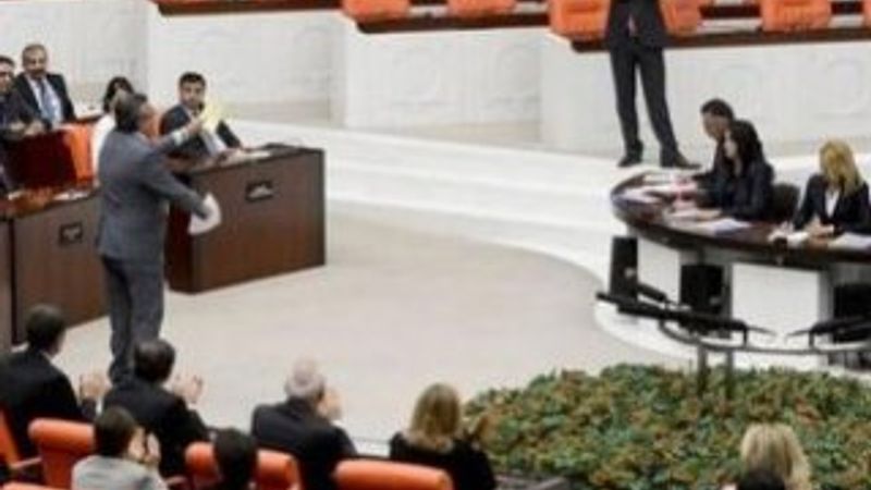 CHP'li vekillerden Erdoğan protestosu