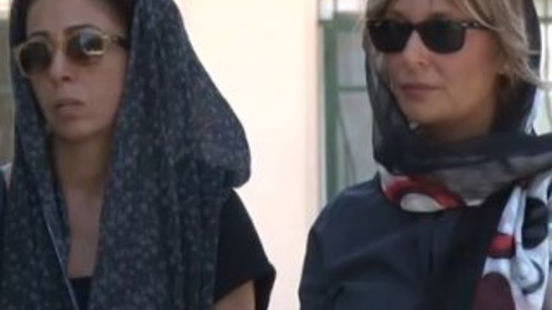 Gülse Birsel annesini son yolculuğuna uğurladı İZLE