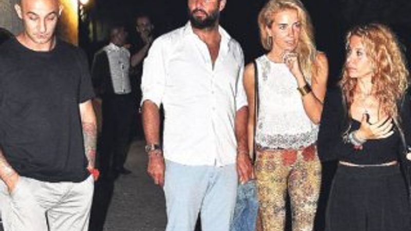 Burcu Esmersoy sevgilisiyle el ele