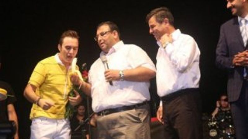 Mustafa Ceceli'ye muz yedirdiler