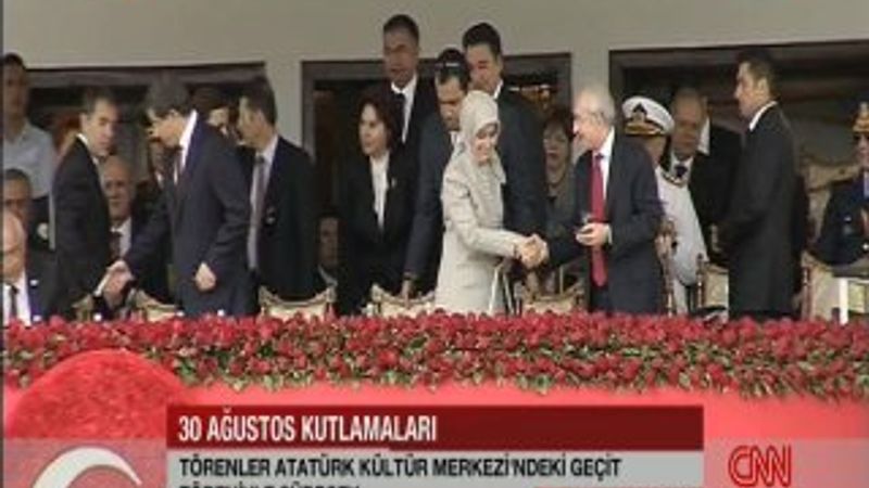 Sare Davutoğlu Kılıçdaroğlu ile el sıkıştı İZLE