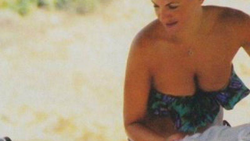 Yunan Bakan Olga Kefaloyani bikinisiyle yakalandı