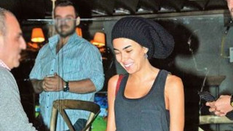 Asena Erkin saçlarını sararttı