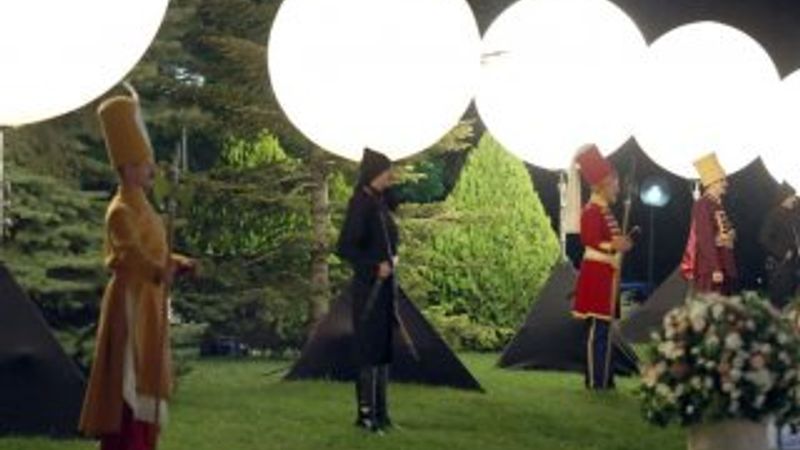 Muhafız Alayı tarihte kullanılan üniformaları giydi