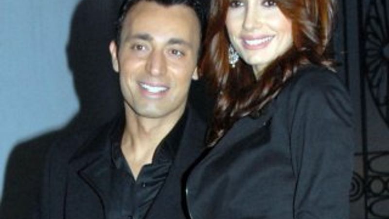 Mustafa Sandal eşi Emina'yı kıskandı İZLE