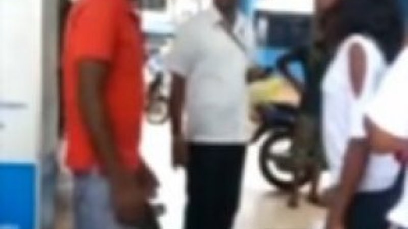 Tacizcisini tokatlayan genç kız İZLE