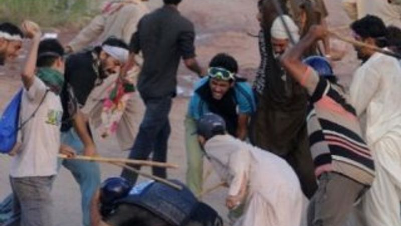 Polise taş ve sopalarla linç girişimi