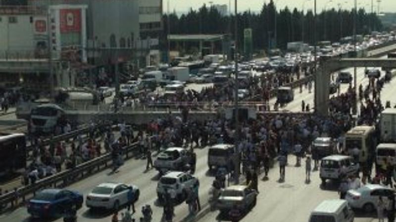 Avcılar'da üst geçidin çökme anı -İZLE