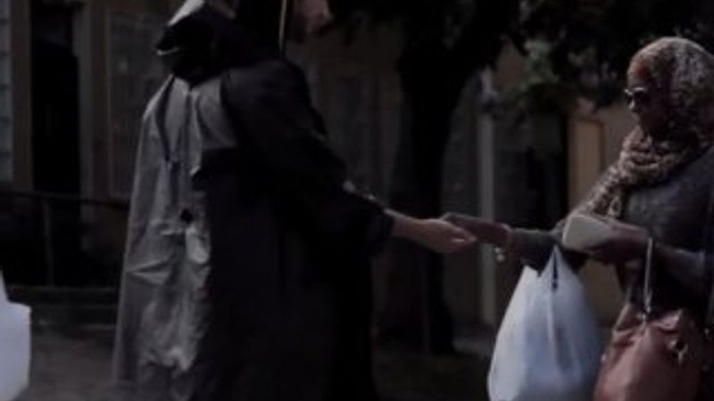 İsveç Rinkeby’deki müslümanlardan insanlık dersi İZLE