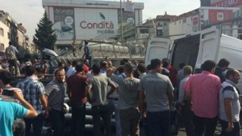 Avcılar'da E-5 üzerinde bir üst geçit çöktü