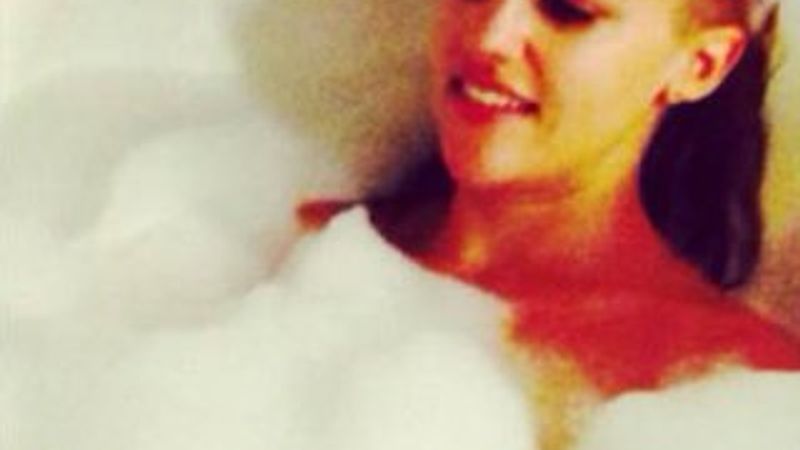 Meryem Uzerli'den küvet pozu