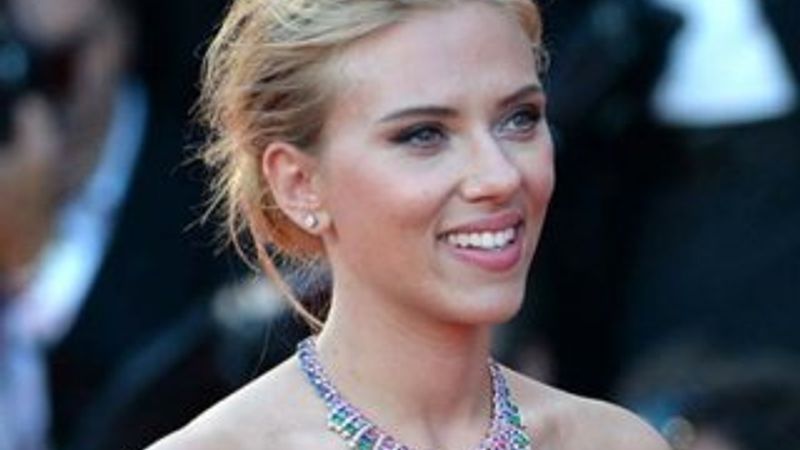 Scarlett Johansson anne oldu