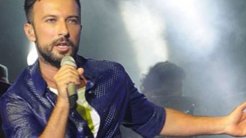 Tarkan söyledi Burcu Esmersoy yağmurda dans etti