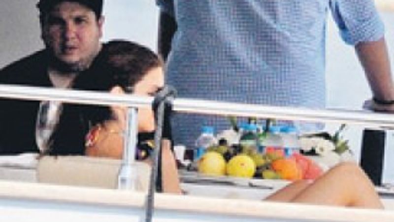 Şahan Gökbakar ve sevgilisinin yat sefası