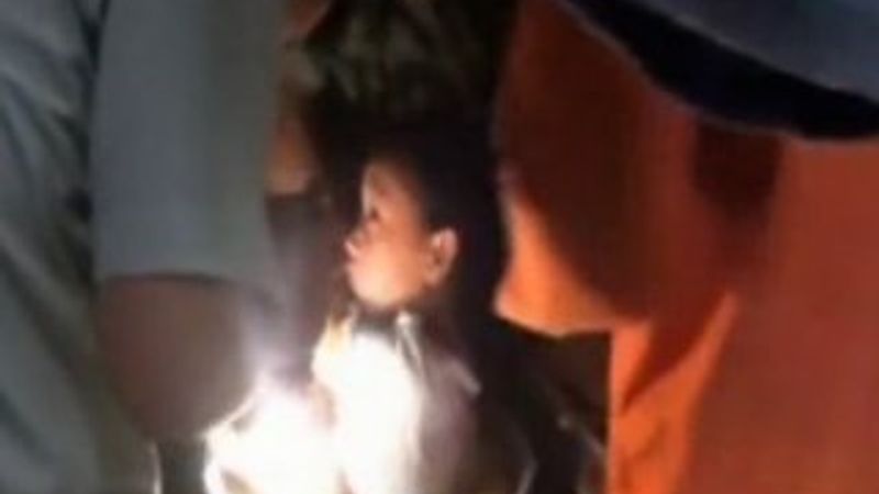 Çin'de çamaşır makinesine sıkışan kızı itfaiye kurtardı