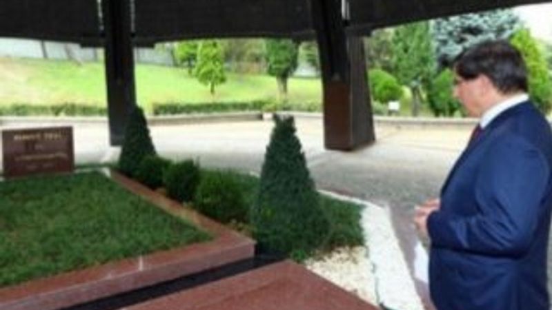 Başbakan Davutoğlu'ndan 3 kabre ziyaret