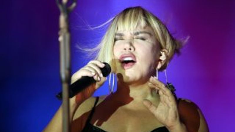 Sezen Aksu: Her dilde sevelim birbirimizi