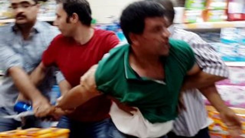 Şanlıurfa'da market arabası kavgası İZLE