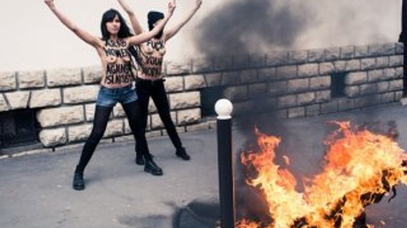 FEMEN IŞİD bayrağını yaktı