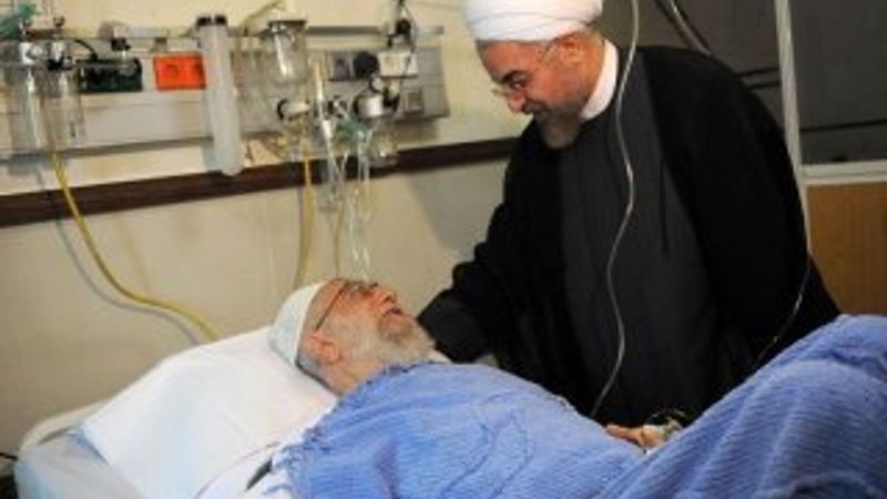 Ruhani ameliyat olan Hamaney’i hastanede ziyaret etti