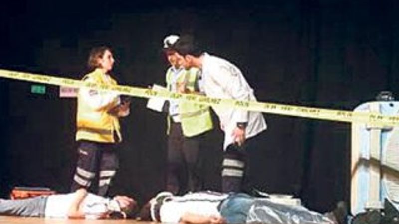 Tiyatroda seyirciye emniyet kemeri