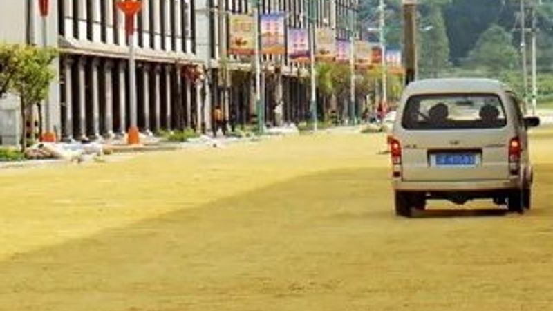 Çin'de asfalt yolda pirinç kuruttular