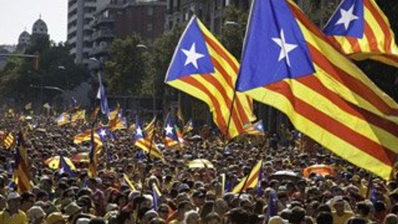 Katalonya'da onbinler bağımsızlık için yürüdü