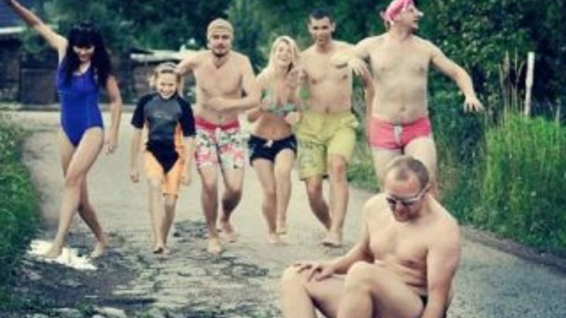 Litvanyalılar sokak ortasında yıkandı